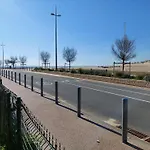 En Front De Proche Des Commerces *