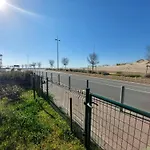 En Front De Proche Des Commerces