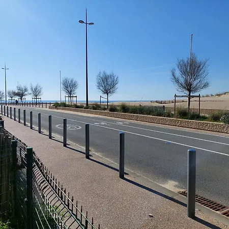 En Front De Proche Des Commerces *